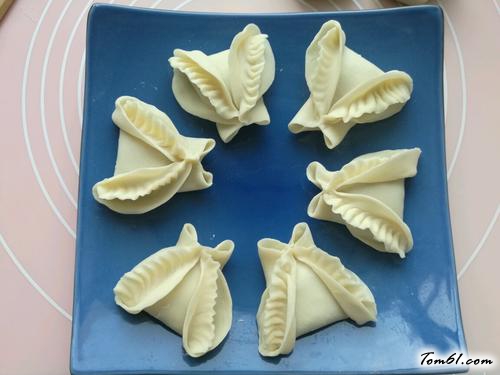 【茴香馅蝴蝶花式蒸饺】