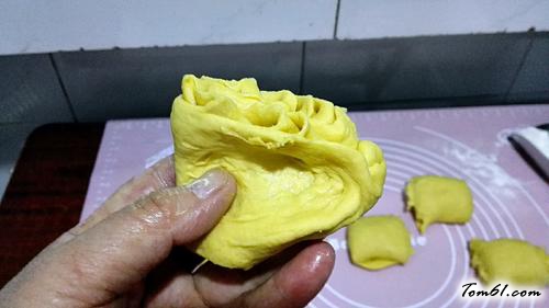 【金灿灿全麦南瓜花卷】