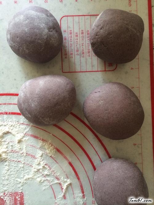 【黑米发面馒头】