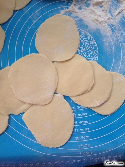 【双菇鲜肉黄金饺】