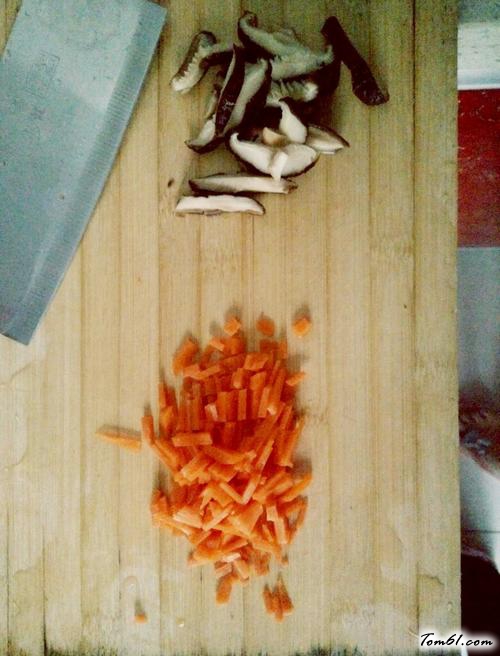 【香菇鸡蛋胡萝卜炒饭】