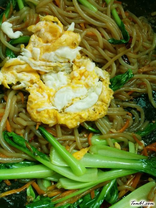 【胡萝卜青菜鸡蛋炒粉】