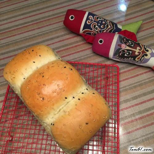 【面包机版黑芝麻牛奶吐司】