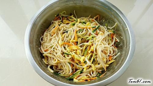 【芝香绿豆芽拌面】