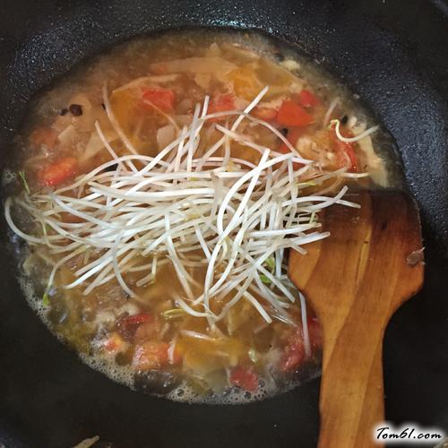 【绿豆芽老友粉】