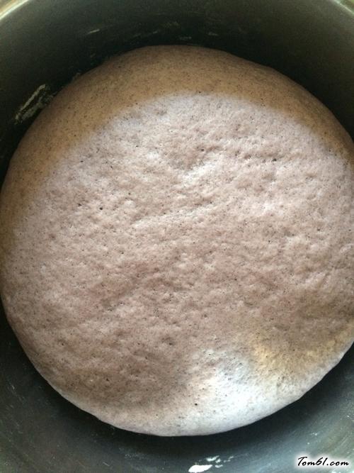 【黑米发面馒头】