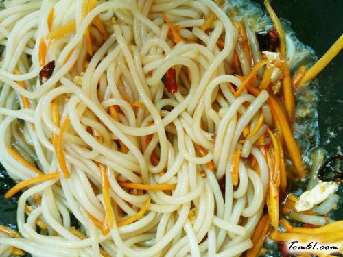 【胡萝卜青菜鸡蛋炒粉】