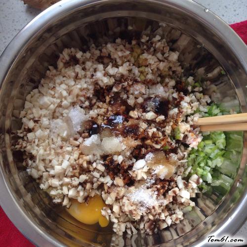 【双菇鲜肉黄金饺】