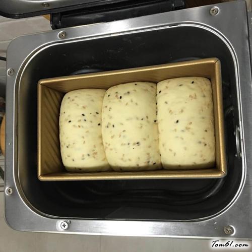 【面包机版黑芝麻牛奶吐司】