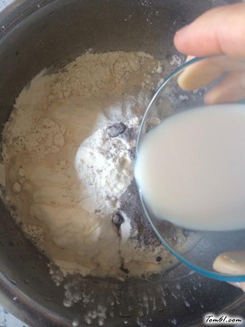 【黑米发面馒头】