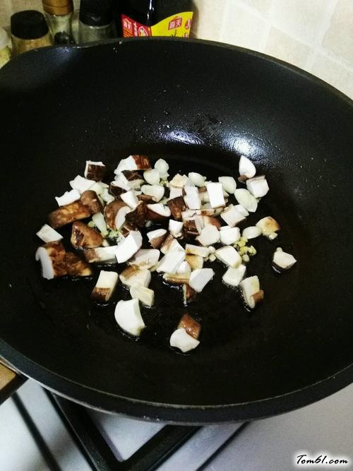【四川腊肠香菇焖饭】