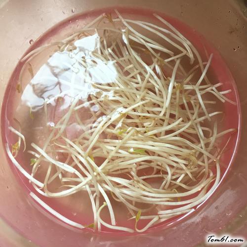 【绿豆芽老友粉】