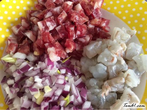【腊肠虾仁什锦炒饭】