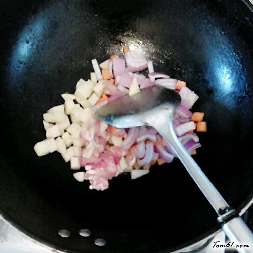 【咖喱鸡肉盖浇饭】