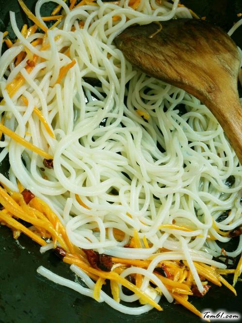 【胡萝卜青菜鸡蛋炒粉】