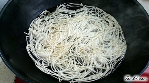 【芝香绿豆芽拌面】