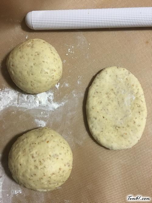 【面包机版黑芝麻牛奶吐司】