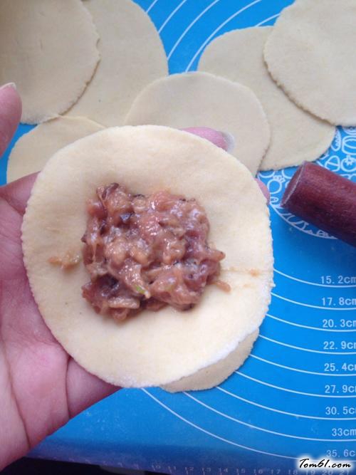 【双菇鲜肉黄金饺】