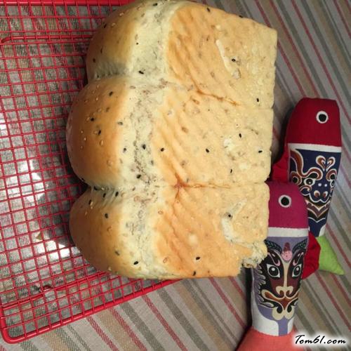 【面包机版黑芝麻牛奶吐司】