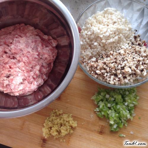 【双菇鲜肉黄金饺】