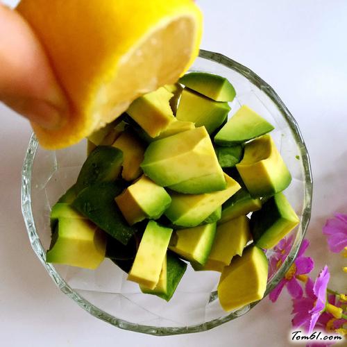 【圣女果牛油果沙律】