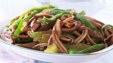 用卤猪肚做青椒肚丝简单方便，加点西芹更好