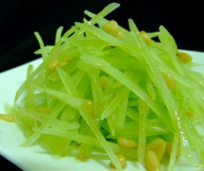 炒青笋加点松仁满口清香，无残留的绿色家常