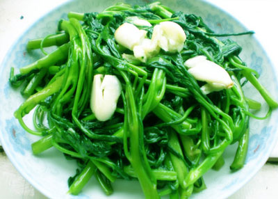 爆炒空心菜加点蒜瓣更好吃