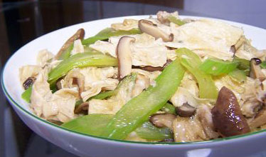 香菇西芹腐竹炒肉丝，营养丰富的简单家常小