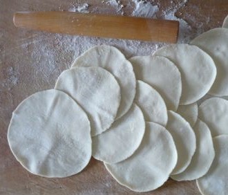擀饺子皮的简单方法