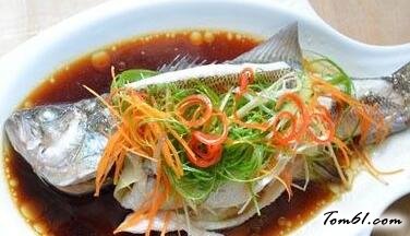 简单好吃的家庭清蒸鲈鱼做法，口感爽滑脆嫩