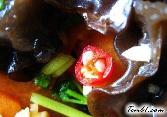 健康的简单家常菜——凉拌黑木耳的做法