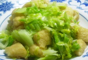 卷心菜炒油豆腐的做法
