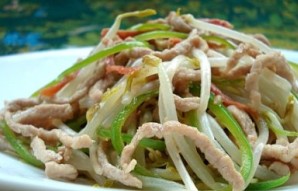 绿豆芽炒肉的做法