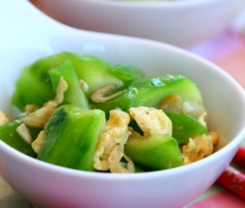 丝瓜炒鸡蛋，炒丝瓜不黑的小窍门