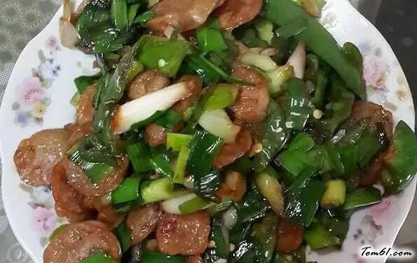 大蒜炒香肠的做法