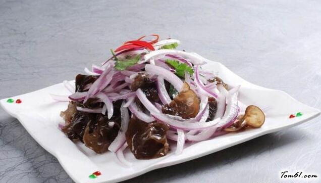 洋葱拌木耳的做法