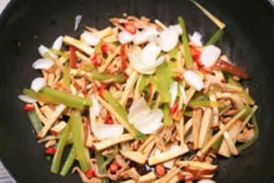 西芹香干炒笋丝步骤6
