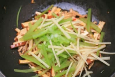 西芹香干炒笋丝步骤5