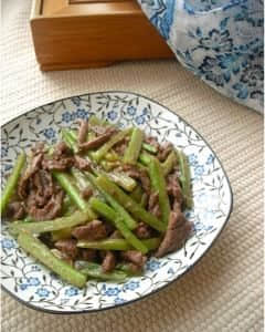 西芹黑椒炒牛柳步骤