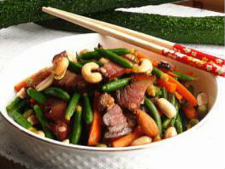 腊五花爆炒小黄瓜的做法