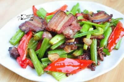 西芹炒腊肉的做法