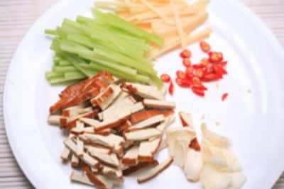 西芹香干炒笋丝步骤1