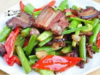 西芹炒腊肉的做法