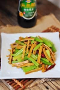 西芹炒豆干的做法