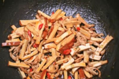 西芹香干炒笋丝步骤4