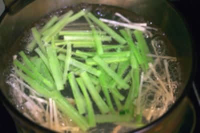 西芹香干炒笋丝步骤3