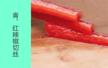 【韩式时蔬炒粉丝】切红椒丝