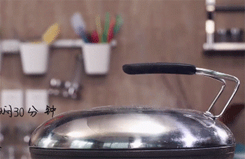 【梅菜烧肉】焖煮五花肉