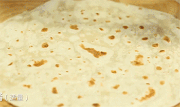 【老北京鸡肉卷】刷甜面酱